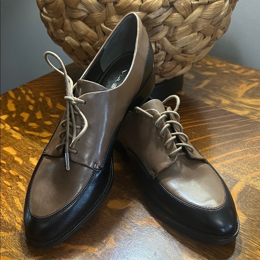 Via Spiga Elegant Two-Tone Leather Shoes